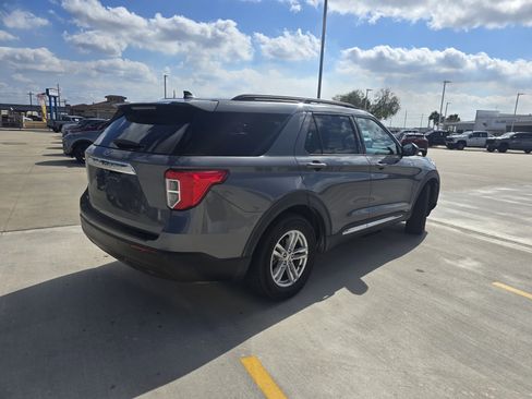 Used 2022 Ford Explorer XLT image 3