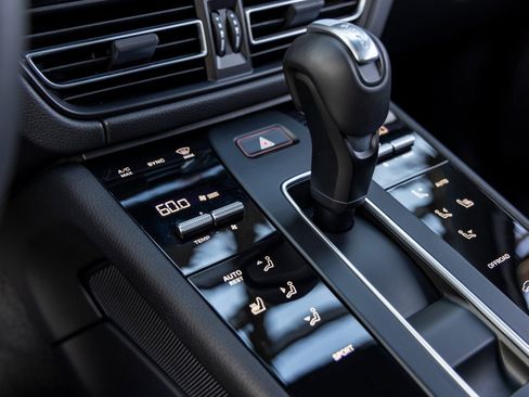 Certified 2025 Porsche Macan AWD/4WD image 38
