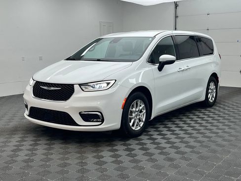 Used 2023 Chrysler Pacifica Touring FWD image 13