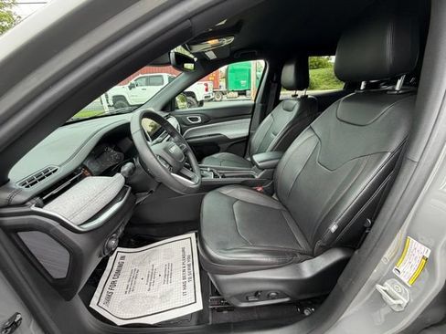 Used 2023 Jeep Compass Latitude AWD/4WD image 19
