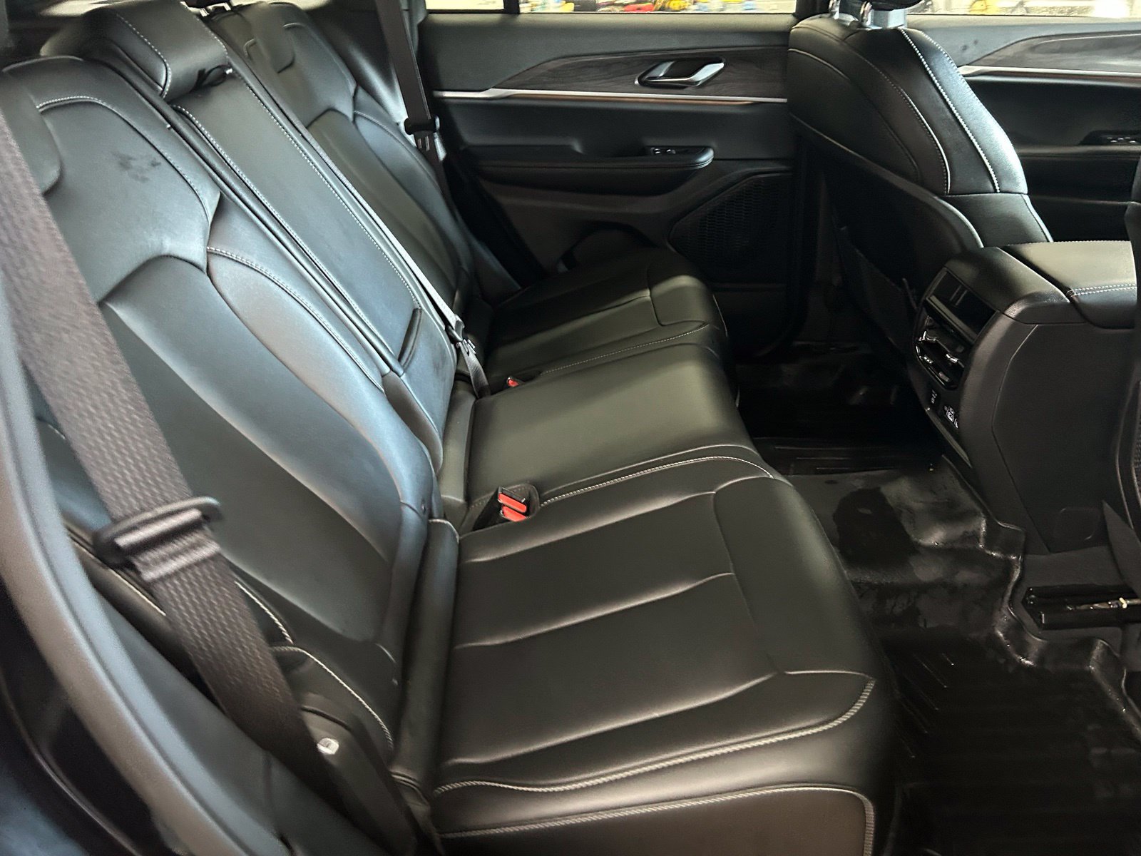 Used 2025 Jeep Grand Cherokee Limited w/ Black Appearance Package AWD/4WD image 32