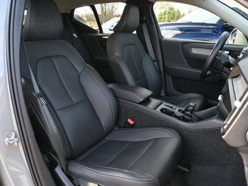 Used 2025 Volvo XC40 B5 Core image 18