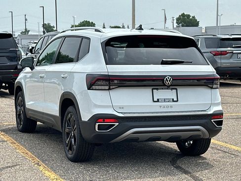 New 2025 Volkswagen Taos SE image 4