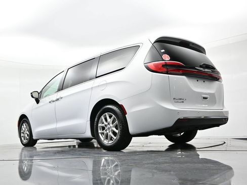 Used 2024 Chrysler Pacifica Touring-L FWD image 18
