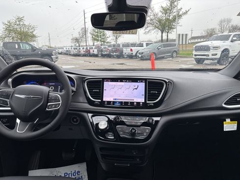 New 2026 Chrysler Pacifica Select image 2