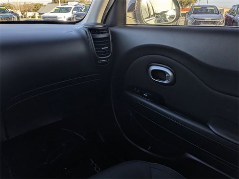 Used 2017 Kia Soul + image 15