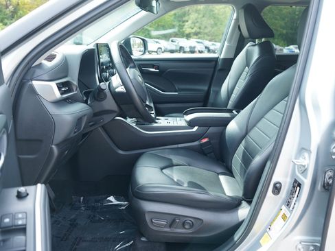 Used 2021 Toyota Highlander XLE AWD/4WD image 22