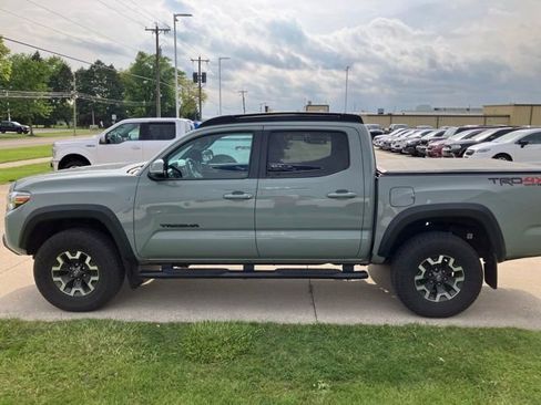 Used 2022 Toyota Tacoma TRD Off-Road w/ Black Out Package (TMS) AWD/4WD image 8