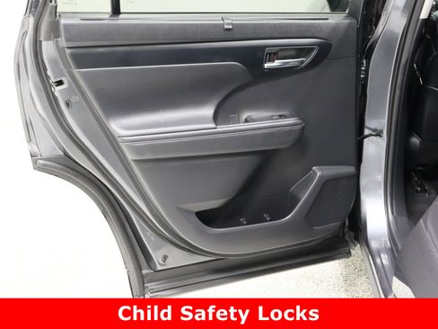 Used 2020 Toyota Highlander XLE image 28