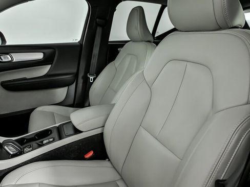 Used 2019 Volvo XC40 T4 Momentum image 21