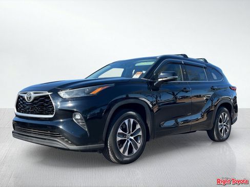 Used 2022 Toyota Highlander XLE FWD image 2