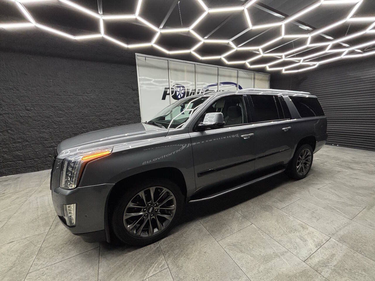 Used 2020 Cadillac Escalade ESV Premium Luxury w/ Escalade Sport Edition AWD/4WD image 5