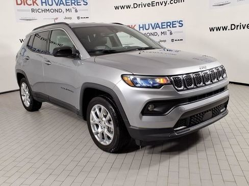 Used 2024 Jeep Compass Latitude image 3