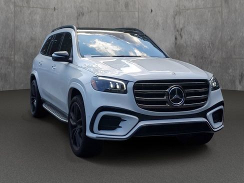 Used 2025 Mercedes-Benz GLS 580 4MATIC image 2