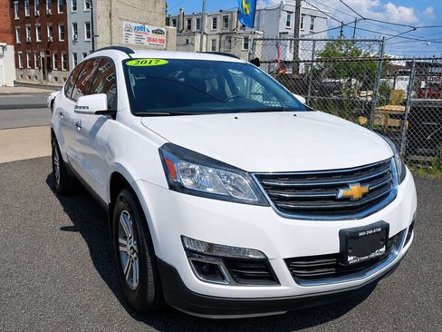 Used 2017 Chevrolet Traverse LT FWD image 1