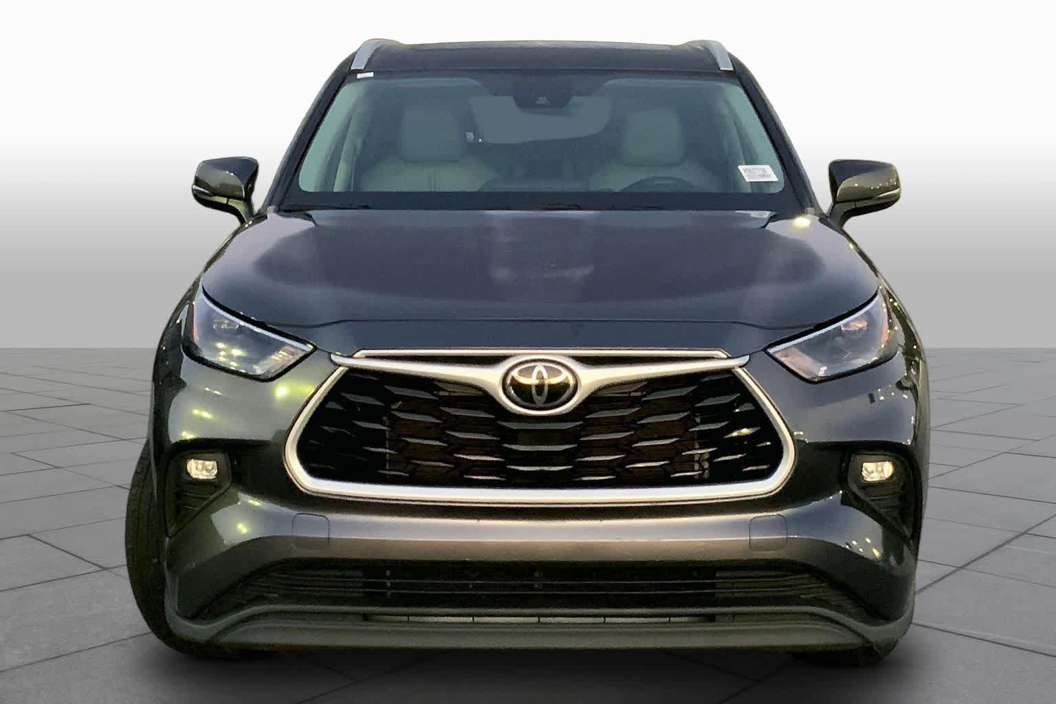 Used 2024 Toyota Highlander XLE FWD image 4