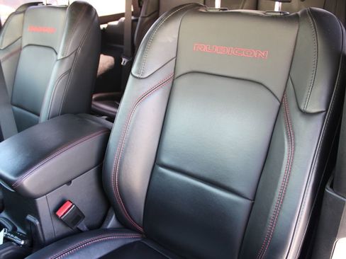 Used 2024 Jeep Wrangler Rubicon w/ Convenience Group AWD/4WD image 17