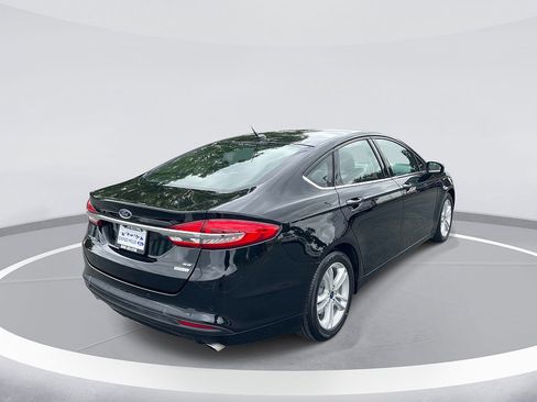 Used 2018 Ford Fusion SE w/ Fusion SE Technology Package FWD image 4