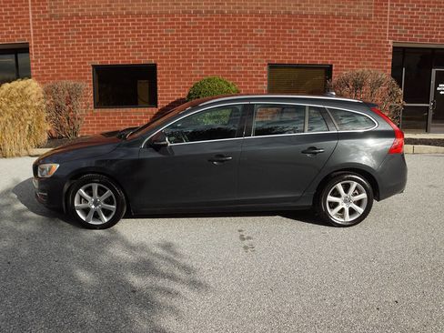 Used 2016 Volvo V60 T5 Premier w/ Convenience Package image 4