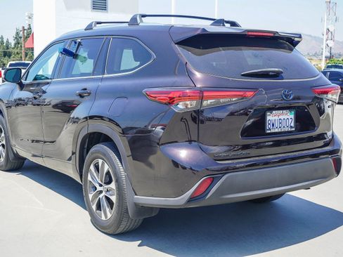 Certified 2021 Toyota Highlander XLE AWD/4WD image 5