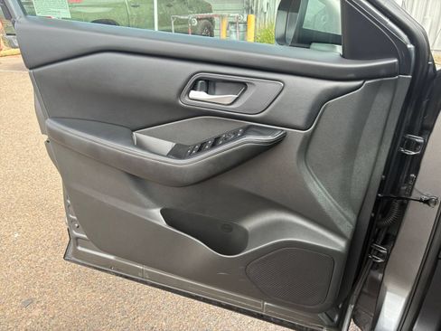 Used 2025 Nissan Rogue SV FWD image 18