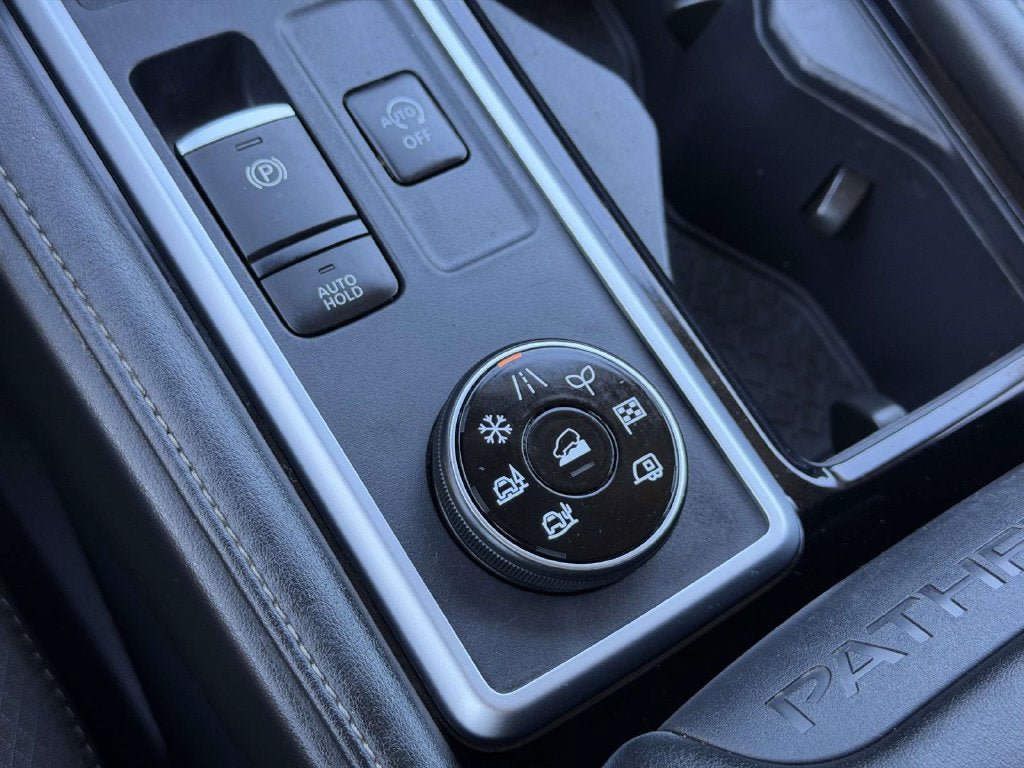 Used 2024 Nissan Pathfinder SV AWD/4WD image 33