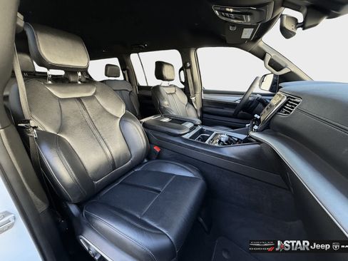 Used 2025 Jeep Wagoneer Series II w/ 8-Passenger Seating Package AWD/4WD image 12