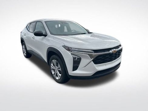 Used 2024 Chevrolet Trax LS w/ Driver Confidence Package image 8