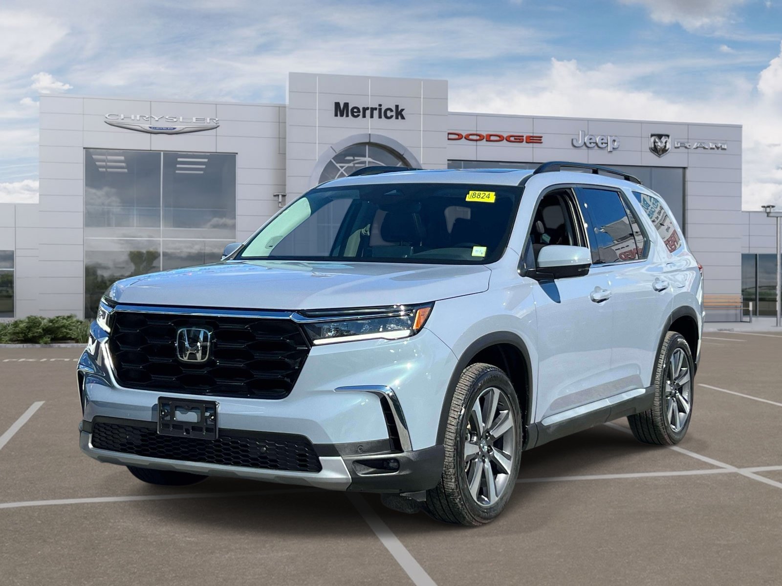 Used 2024 Honda Pilot Touring image 3