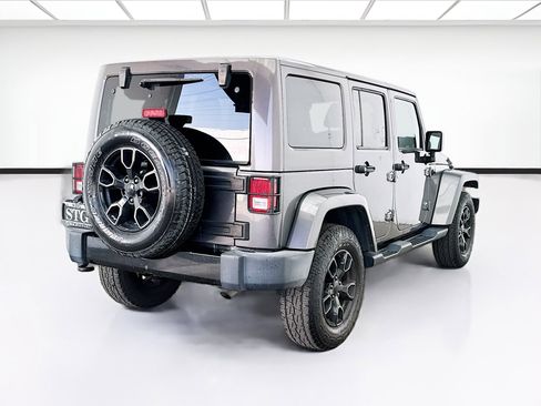 Used 2017 Jeep Wrangler Unlimited Sahara AWD/4WD image 4