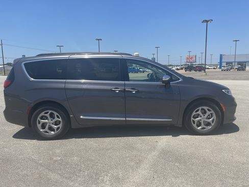 Used 2023 Chrysler Pacifica Limited FWD image 3