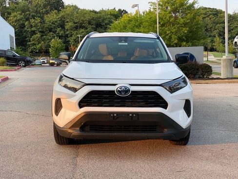 Used 2021 Toyota RAV4 LE AWD/4WD image 2