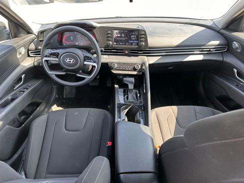 Used 2025 Hyundai Elantra Blue image 21