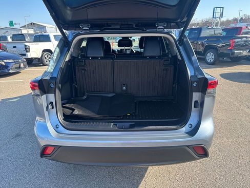 Used 2020 Toyota Highlander XLE AWD/4WD image 8