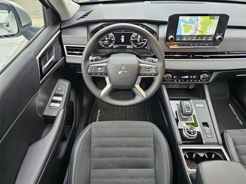 Used 2023 Mitsubishi Outlander SE image 13