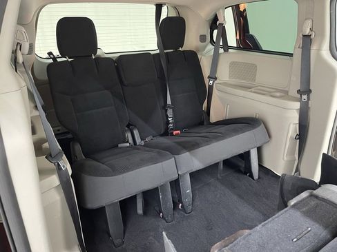 Used 2019 Dodge Grand Caravan SE w/ UConnect Hands-Free Group image 15
