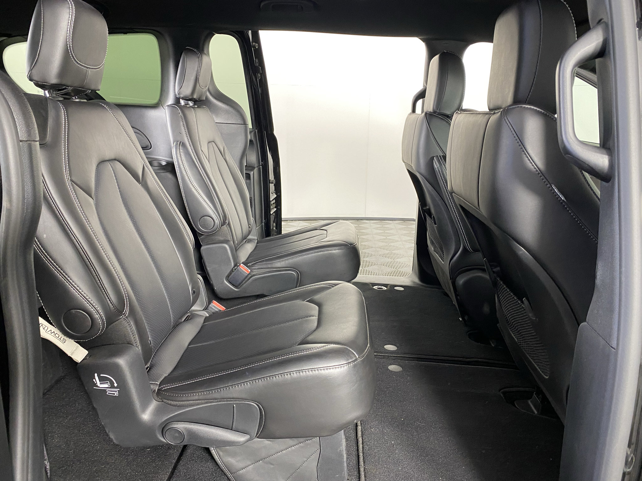 Used 2025 Chrysler Voyager LX FWD image 26
