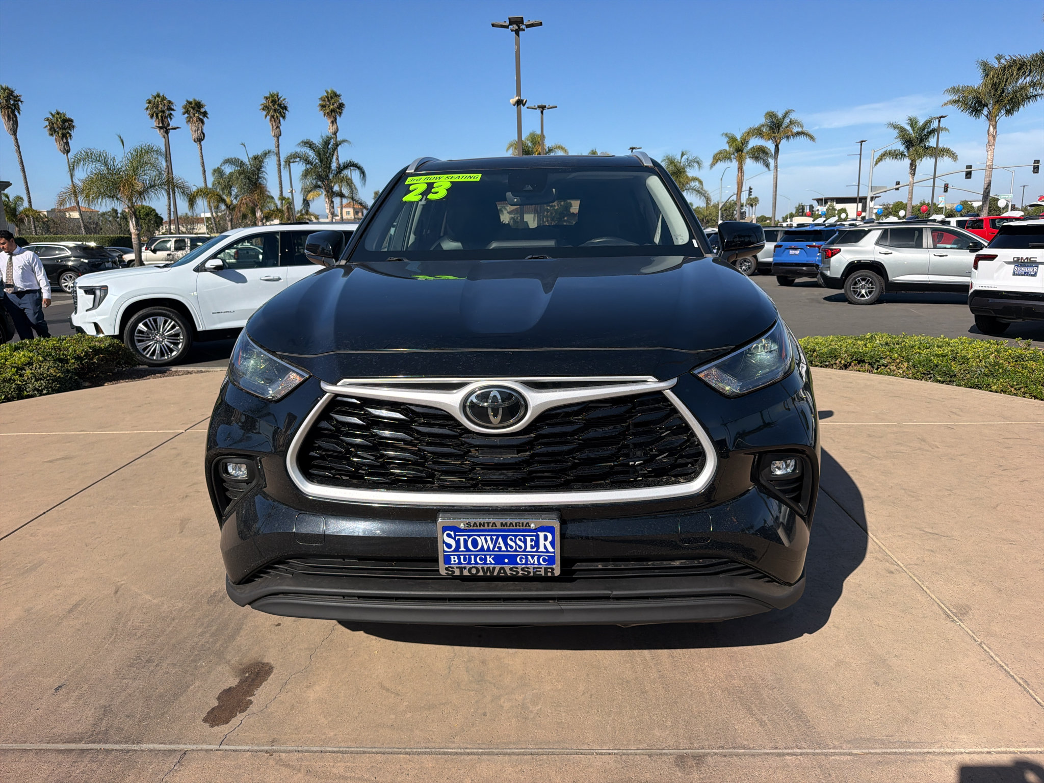 Used 2023 Toyota Highlander XLE FWD image 2