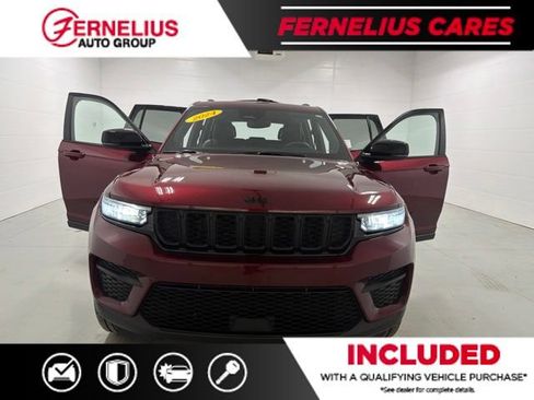 Used 2024 Jeep Grand Cherokee Altitude AWD/4WD image 11
