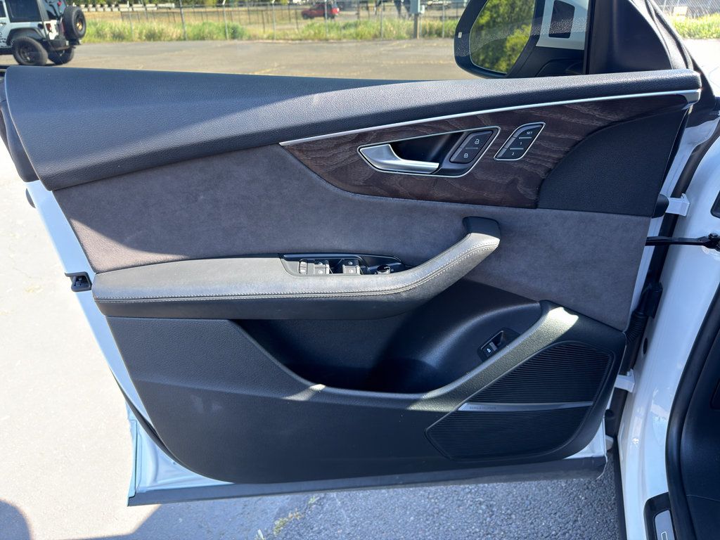 Used 2019 Audi Q8 Prestige w/ Luxury Package AWD/4WD image 17