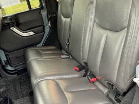 Used 2015 Jeep Wrangler Unlimited Rubicon w/ Connectivity Group image 25