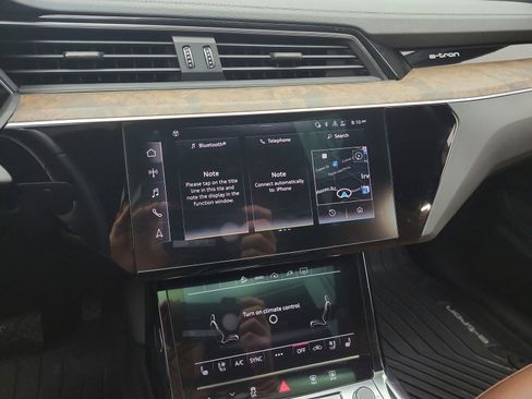 Used 2023 Audi e-tron Premium Plus w/ Premium Plus Package image 18