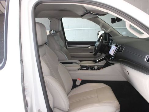 Used 2024 Jeep Wagoneer L Series II RWD image 17