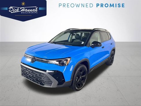 Certified 2025 Volkswagen Taos SE image 1