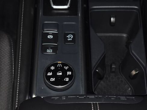 Used 2025 Nissan Pathfinder SL image 21