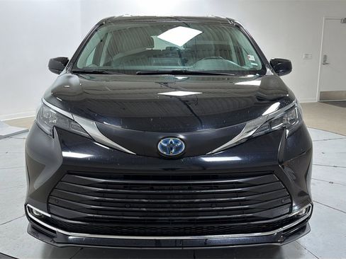 Used 2024 Toyota Sienna XLE image 2