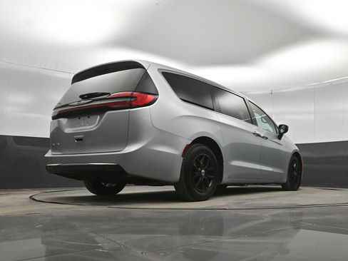 Used 2024 Chrysler Pacifica Touring-L image 36