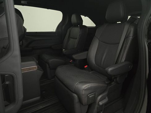 Used 2025 Toyota Sienna Platinum image 47