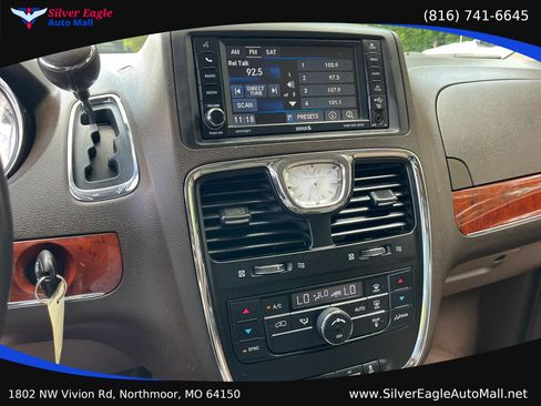 Used 2014 Chrysler Town & Country Touring FWD image 13