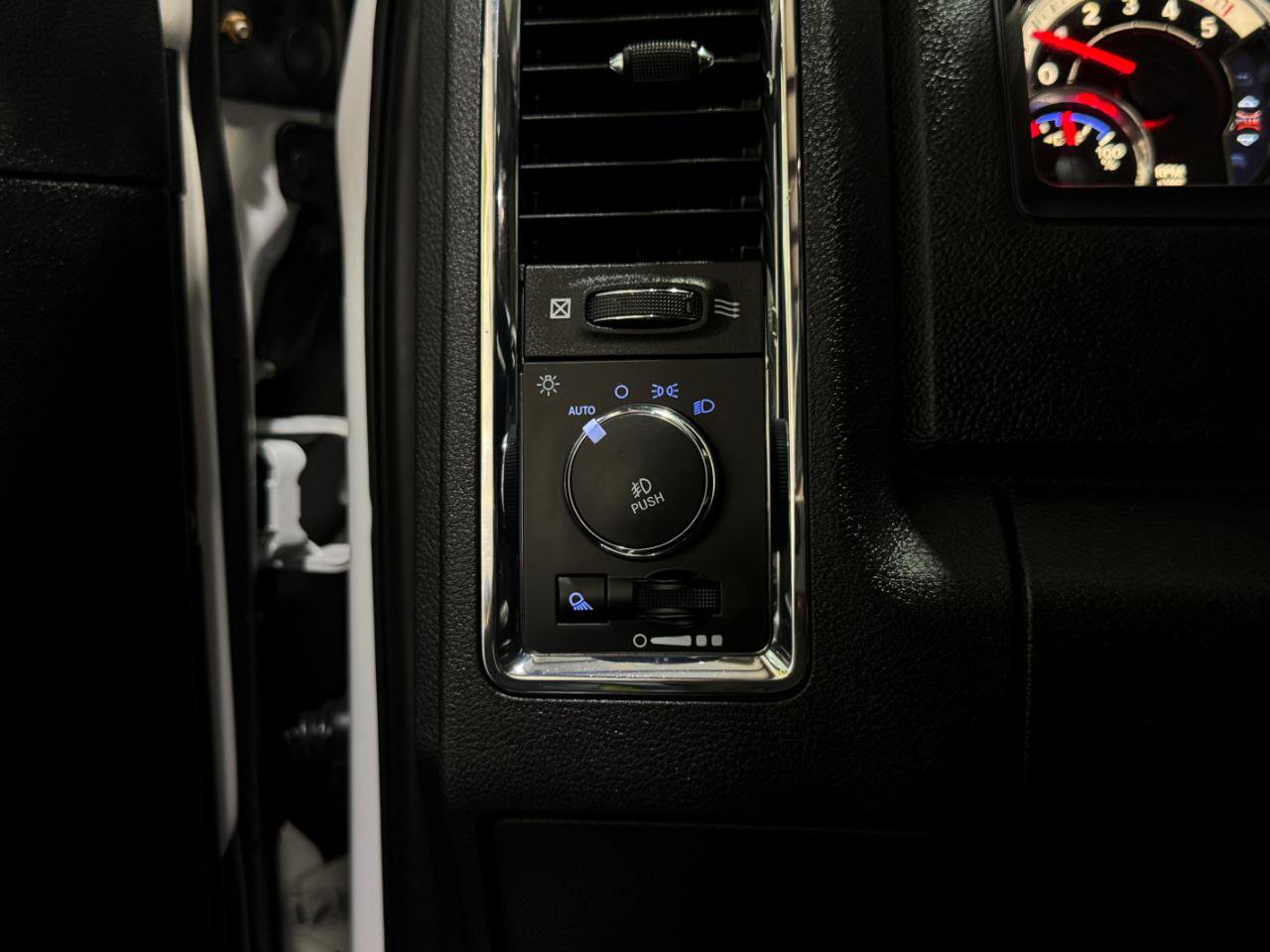Used 2018 RAM 2500 Laramie w/ Convenience Group AWD/4WD image 31